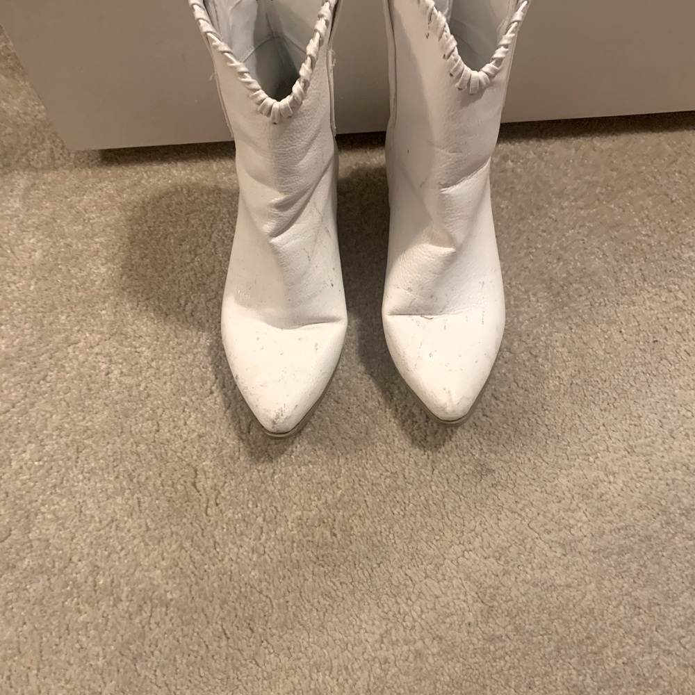 White cowgirl boots! 🤍